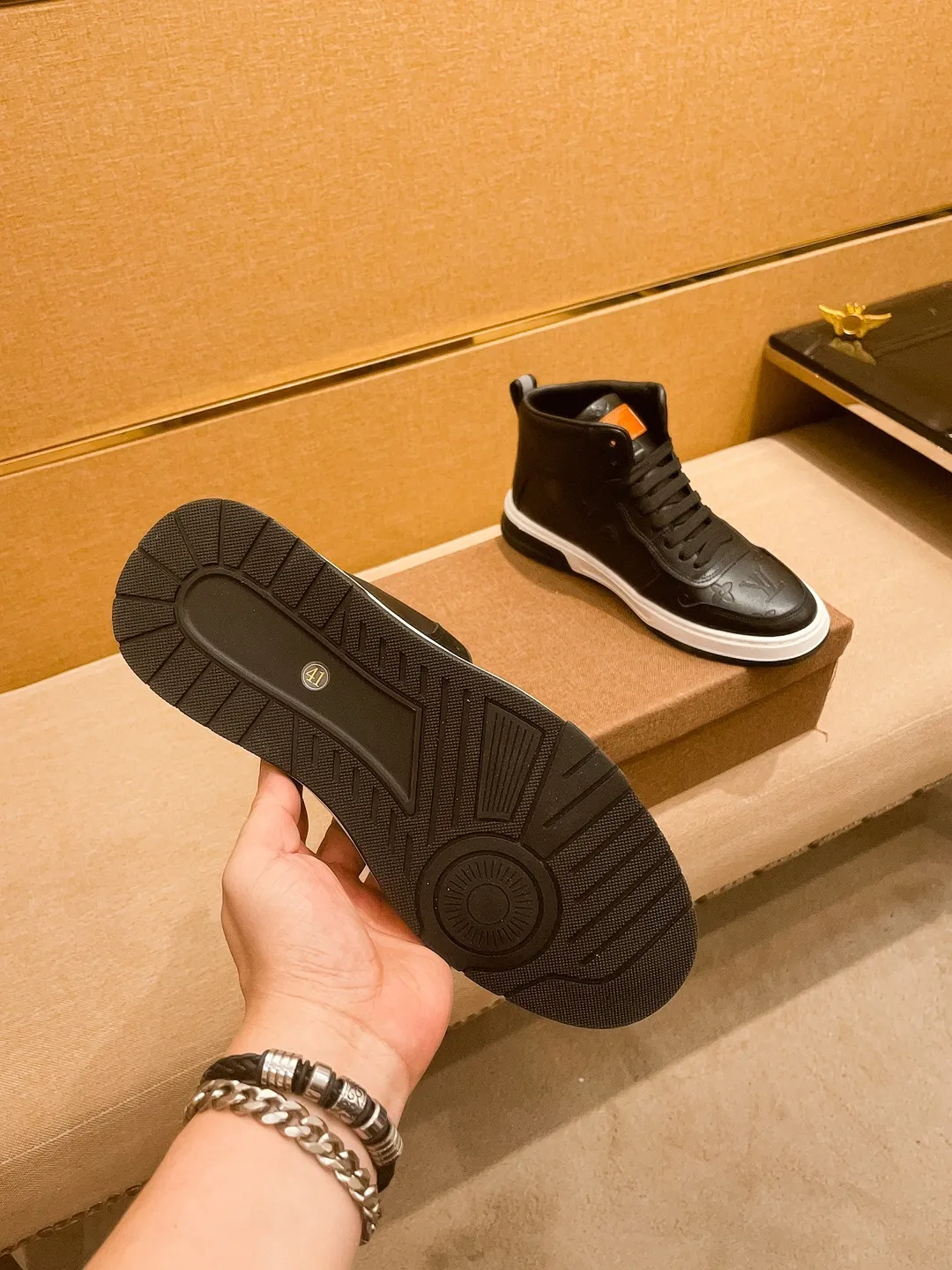 Men's shoes 💰 440💰【 LV 】🔥 Louis Vuitton, high-end men's shoes brand, official website 1:1 latest masterpiece: the upper is made of first-layer cowhide imported from Italy with a comfortable and breathable lining➕original non-slip and wear-resistant outsole🔥, making walking more convenient and comfortable! An exclusive new model, a stunning work, a beautiful 1:1 replica [color] compared to the official quality! Create a fashionable personality to set off your uniqueness! A must-have for trendy men! Classic🔥Size: 38-44 Color: 🔥Multiple colors available🔥